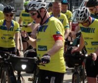 Eine Gruppe von Radfahrern mit gelben Fahrradtrikots.