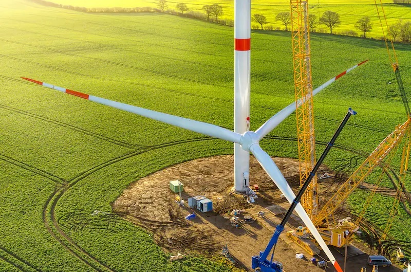 Zu sehen ist der Bau einer Windenergieanlage. Um 100 Prozent Erneuerbare in Deutschland erreichen zu können sind zwei Prozent der Landesfläche nötig.