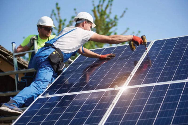 Der Bundestag hat mit dem Jahressteuergesetz 2022 eine Reihe von Steuererleichterungen für kleinere Photovoltaik-Anlagen bis 30 Kilowatt Leistung beschlossen.