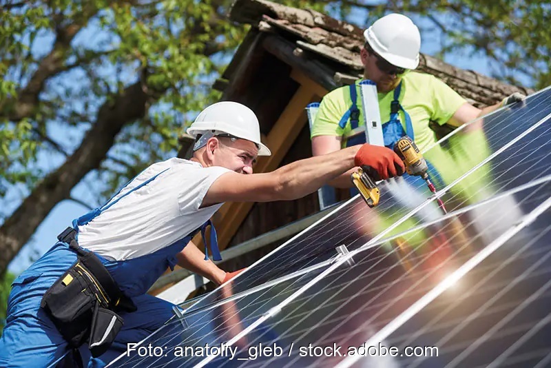 Zu sehen ist eine Montage einer PV-Anlage, Kommunen sollten Förderprogramme für Solartechnik auflegen.