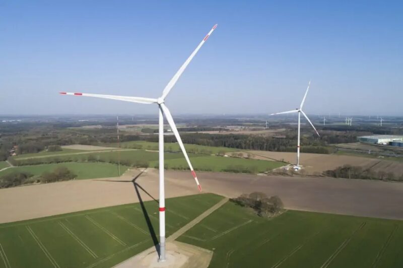 Zu sehen ist ein Windpark, von denen es in NRW demnächst weniger geben könnte, weil die Landesregierung den Windenergie-Zubau blockiert.
