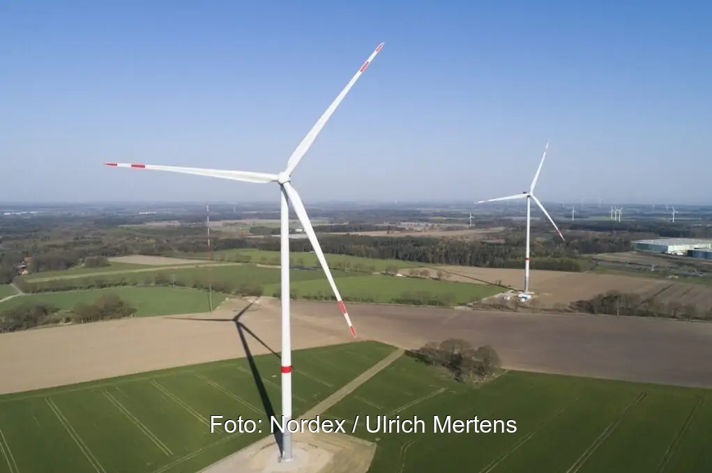 Zu sehen ist ein Windpark, von denen es in NRW demnächst weniger geben könnte, weil die Landesregierung den Windenergie-Zubau blockiert.