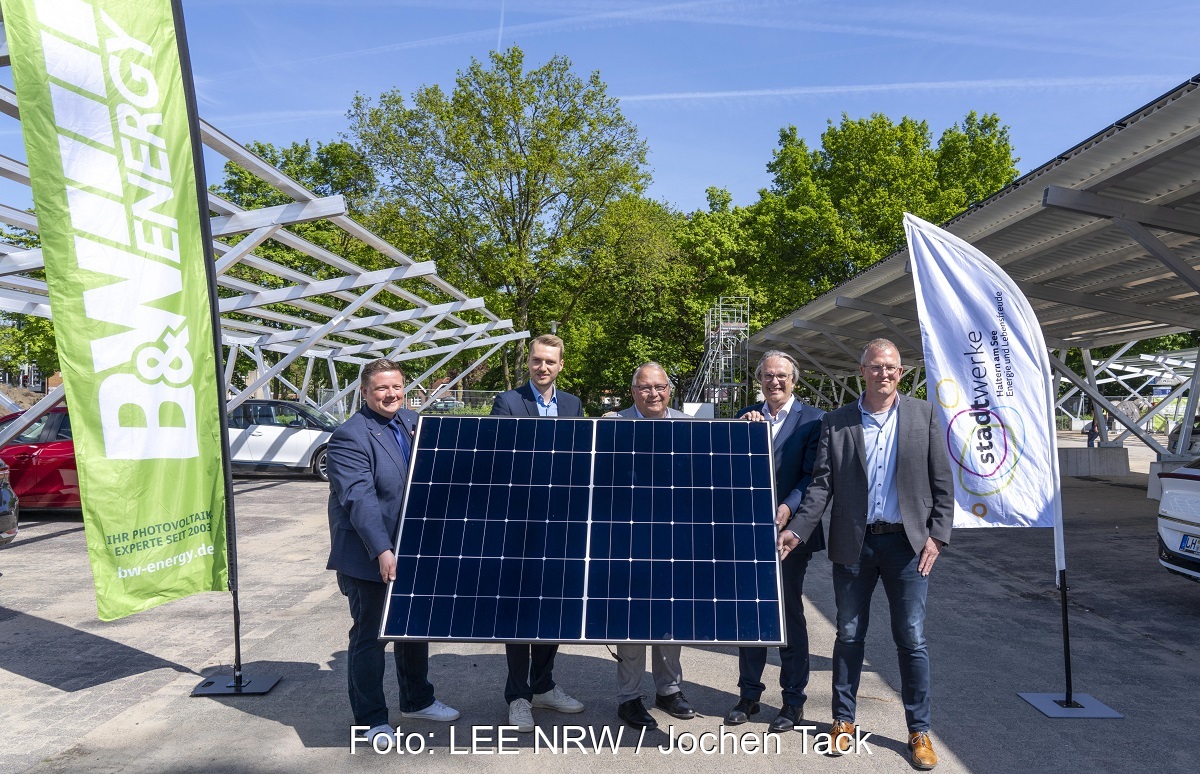 Eine Photovoltaik-Anlage, die Parkplätze überdacht.