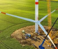 Im Bild der Bau einer Windenergieanlage, der Regierungsbezirk Detmold hat einen Regionalplan für Windenergieausbau vorgelegt.