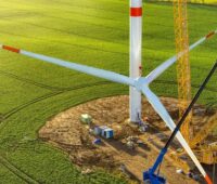 Im Bild der Bau einer Windenergieanlage, das Repowering bietet viel Potenzial in NRW.