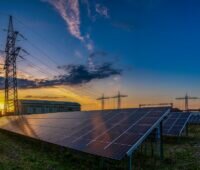 Im Bild ein Umspannwerk und Photovoltaikanlage, Einsparpotenziale beim Netzausbau gehen in die Milliarden.