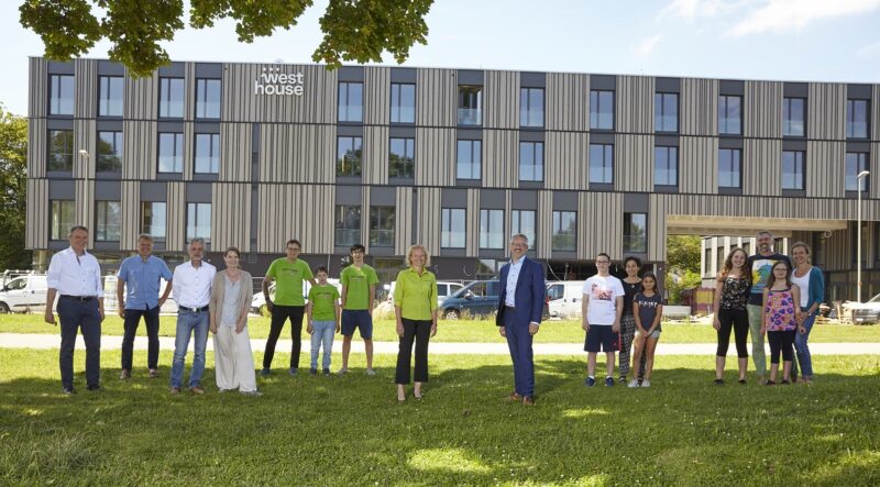 Zu sehen sind Vertreter von einmehr und den Lechwerken vor dem Inklusionshotel zur Einweihung der Photovoltaik-Anlage für einsmehr.