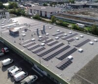 Zu sehen ist die Photovoltaik-Dachanlage der LEW, die mit dem neuartigen Photovoltaik-Montagesystem für bekieste Flachdächer installiert wurde.