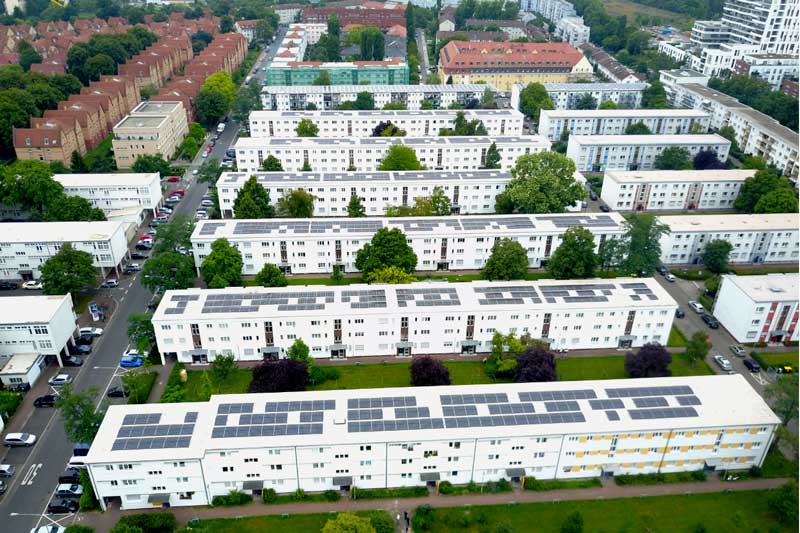 Photovoltaikanlagen auf Flachdächern einer Mietwohnsiedlung