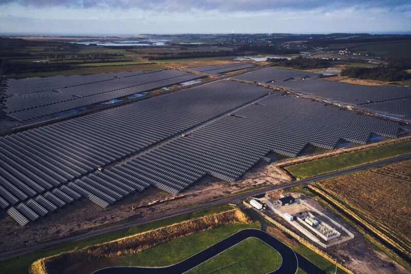 Zu sehen ist der größte Photovoltaik-Solarpark der LHI Gruppe.