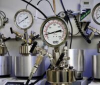 Im Bild die Druckanzeigen des Druckreaktor, mit dem LIKAT-Forscher:innen Methylformiat als Wasserstoffspeicher erforschen.