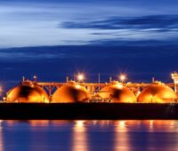 LNG Schiff im Dämmerlicht