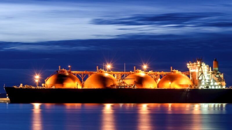 LNG Schiff im Dämmerlicht