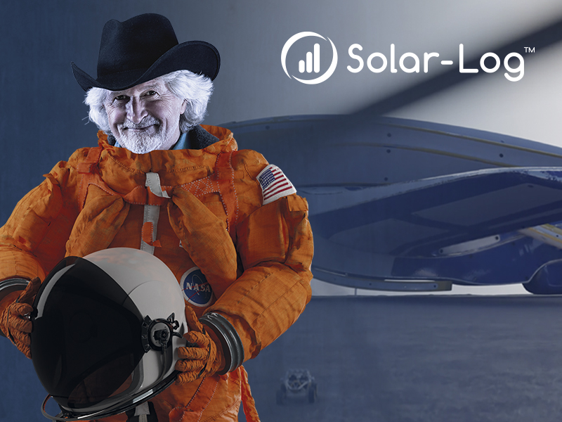 Foto: weißhaariger Mann mit schwarzem Hut im orangefarbenen Raumanzug und Raumfahrhelm in der Hand und rechts oben Solar-Log: mit Solar-Log ins Weltall