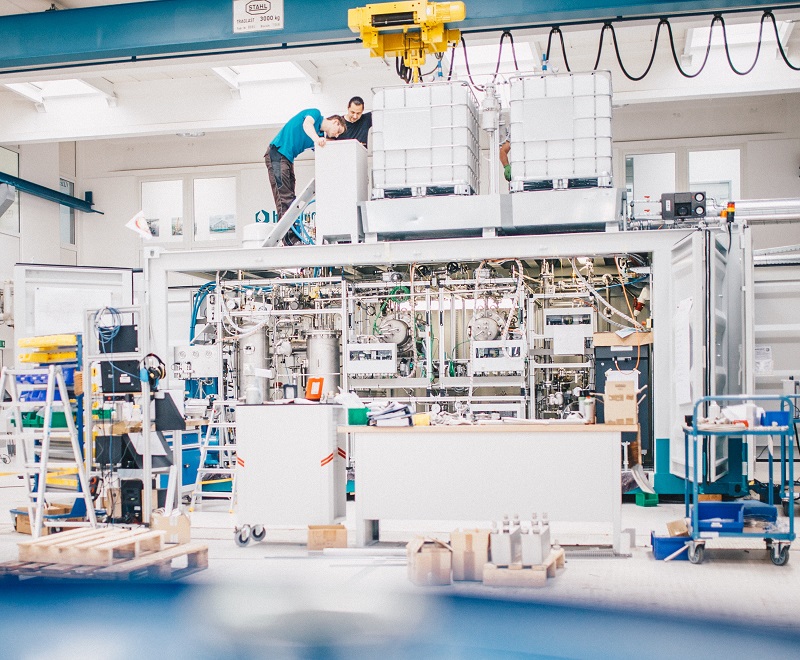 Zu sehen ist eine LOHC-Anlage in einer Halle zur Weiterentwicklung der LOHC-Technologie zum Transport von Wasserstoff.