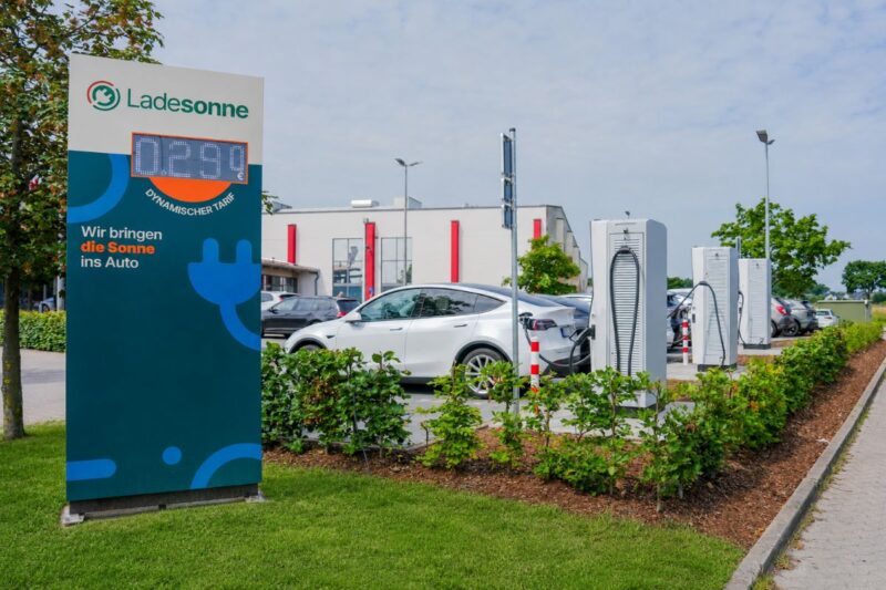Ladestation für Solarstrom neben parkenden E-Fahrzeuegn.