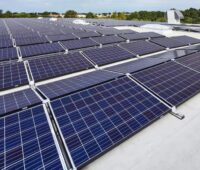 Zu sehen ist eine Photovoltaik-Anlage. Die Petition Bayerische Solarinitiative fordert den Photovoltaik-Ausbau auf Gebäuden des Freistaates Bayern.