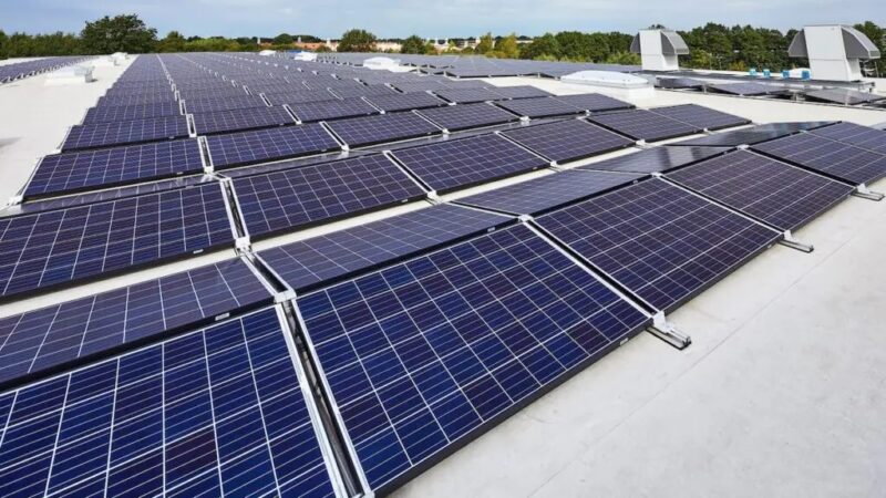 Zu sehen ist eine Photovoltaik-Anlage. Die Petition Bayerische Solarinitiative fordert den Photovoltaik-Ausbau auf Gebäuden des Freistaates Bayern.