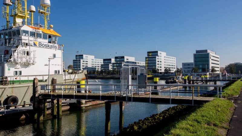 Ein Schiff von Boskalis liegt am Kai, an dem es künftig Landstrom aus Ökostrom beziehen kann.