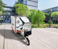 Schwerlastenrad mit Solarmodul auf dem Dach