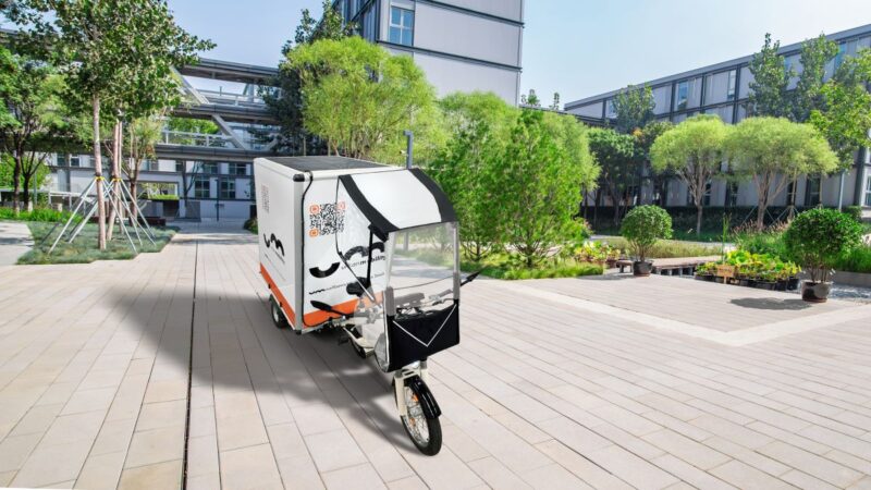 Schwerlastenrad mit Solarmodul auf dem Dach