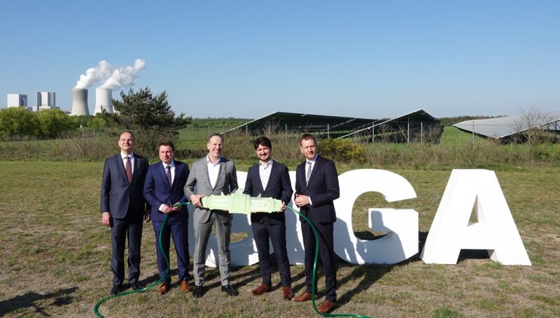 Im Bild Offizielle bei der Inbetriebnahme des Solarparks Boxberg.