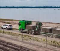 Im Bild ein LKW mit Material für Deutschlands größte Floating-PV-Anlage an Cottbusser Ostsee.