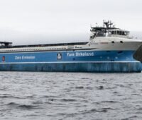Zu sehen ist das weltweite erste rein elektrisch betriebene E-Containerschiff.