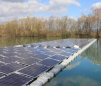 PV-Module auf Schwimmkörpern in einem See.