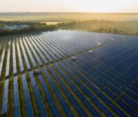 Im Bild ein Photovoltaik-Solarpark, der Energiepark Borna soll 440 MW Leistung erbringen.