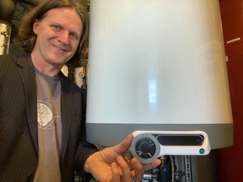 Timo Leukefeld mit einem Boiler, den er "Autarkie-Boiler" nennt