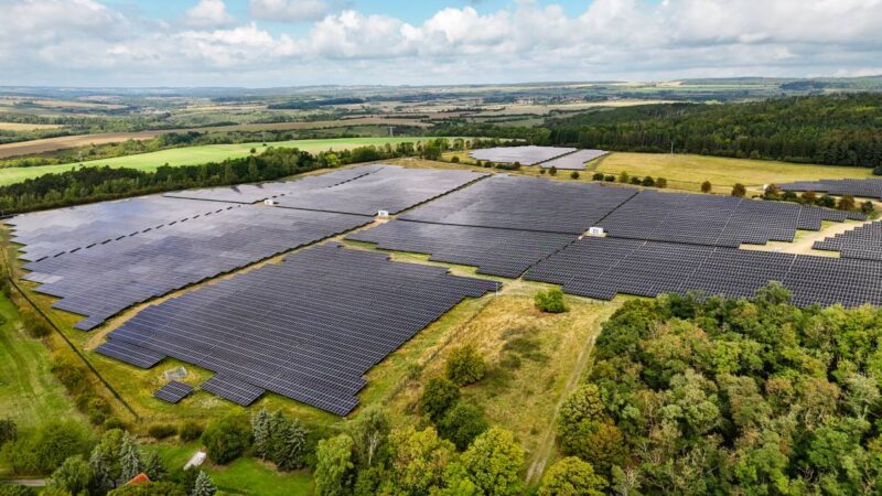 Freiflächensolarpark auf grüner Wise im Flachland.