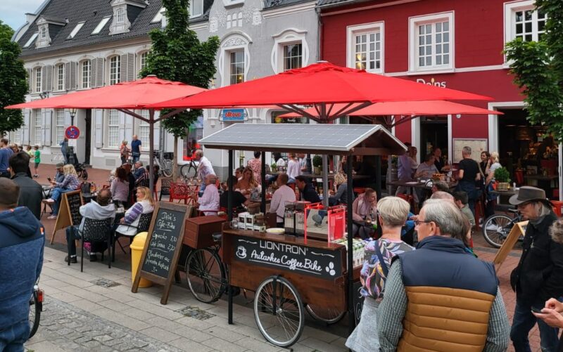 Der Batteriehersteller Liontron stellt ein autarkes Solar-Coffee-Bike vor, das mit Lithium-Eisenphosphat-Batterien und zwei Photovoltaik-Modulen ausgestattet ist.