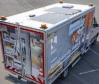 Zu sehen sind die vier Photovoltaik-Module auf dem Dach vom Inspektionsfahrzeug.