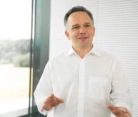 Im Bild Martin Drasch, CEO der Manz AG. Sein Unternehmen hat den Anteil an der Customcells Tübingen GmbH gegen eine Beteiligung an der Muttergesellschaft Customcells Group ausgetauscht.