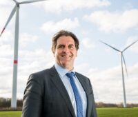 Portrait Prof. Andreas Löschel in einem Windpark