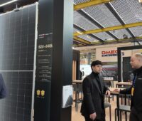 Messestand von Longi auf der Solar Solutions Amsterdam 2026 mit dem Solarmodul Hi-MO X10 Guardian Anti-Glare Pro mit Blendschutz-Eigenschaften.