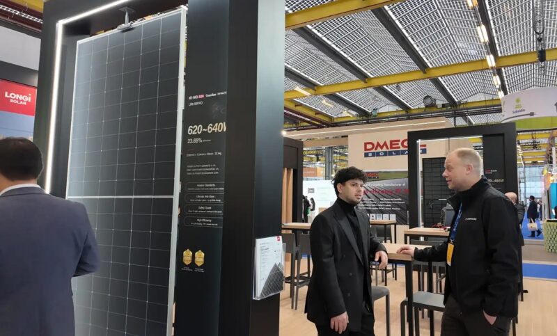 Messestand von Longi auf der Solar Solutions Amsterdam 2026 mit dem Solarmodul Hi-MO X10 Guardian Anti-Glare Pro mit Blendschutz-Eigenschaften.