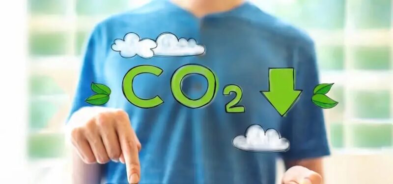 Im Bild ein Mensch mit dem Schriftzug CO2 runter als Symbol für kohlenstofffreies Werk von Longi.