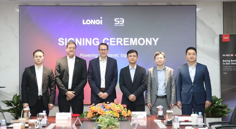 Im Bild Offizielle von Longi und Solar Express beim Vertragsabschuss über die Lieferung von dem Rückkontakt-Modul.