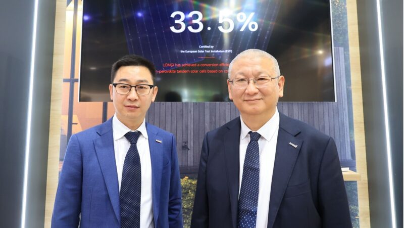 Im Bild Longi-Präsident Li Zhenguo und Vizepräsident Dennis She, die die neuen Silizium-Perowskit Tandemsolarzellen präsentieren.