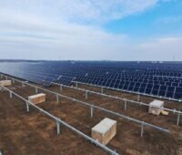 Im Bild der Photovoltaik-Solarpark in Ungarn, den Longi mit nachgeführten PV-Modulen ausgestattet hat.