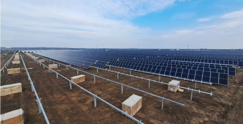 Im Bild der Photovoltaik-Solarpark in Ungarn, den Longi mit nachgeführten PV-Modulen ausgestattet hat.