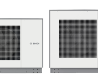 Zwei Luft-Wasser-Wärmepumpen des Typs Bosch Compress 5001 AW in unterschiedlichen Leistungsgrößen vor weißem Hintergrund. Links das kleinere, rechts das größere Gerät mit Frontgitter und Bosch-Logo.