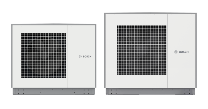 Zwei Luft-Wasser-Wärmepumpen des Typs Bosch Compress 5001 AW in unterschiedlichen Leistungsgrößen vor weißem Hintergrund. Links das kleinere, rechts das größere Gerät mit Frontgitter und Bosch-Logo.