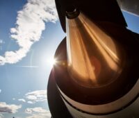Zusehen ist ein Triebwerk einer Boeing 777. Norsk e-Fuel will synthetisches Kerosin für die Luftfahrt in Norwegen bereitstellen.