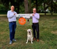 Christoph Waffenschmidt, Vorstandsvorsitzender von World Vision Deutschland (rechts), und Christian Chudoba, CEO bei Lumenaza halten ein Schild.