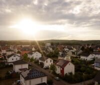 Zu sehen ist ein Einfamilienhaus in einer Siedlung, das sich für das Home Energy Management eignet.