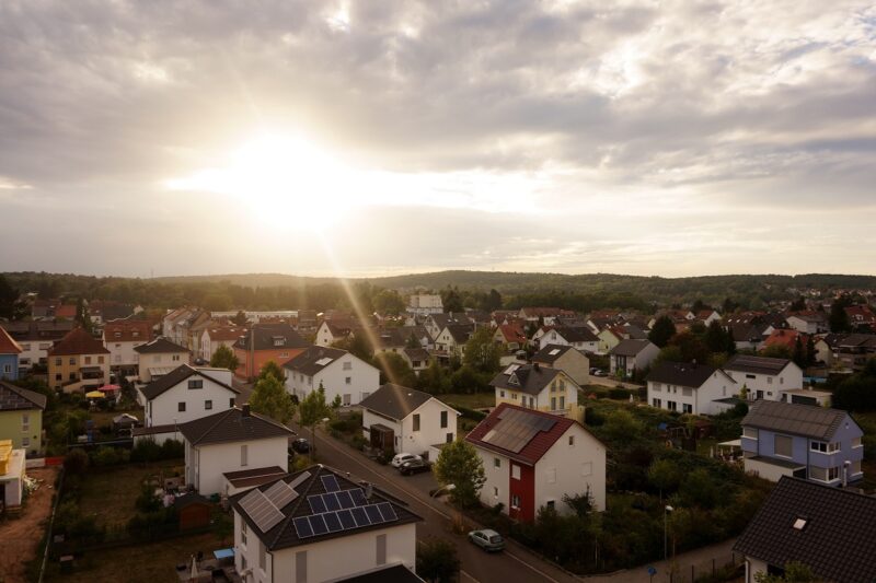 Zu sehen ist ein Einfamilienhaus in einer Siedlung, das sich für das Home Energy Management eignet.