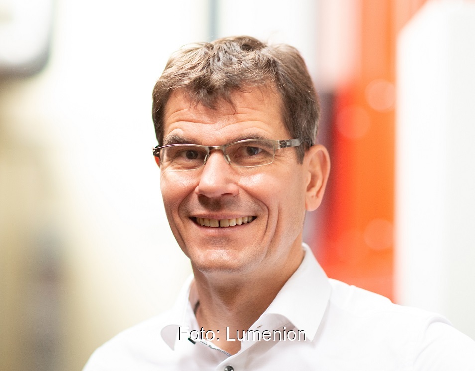Zu sehen ist Lumenion-Geschäftsführer Hanno Balzer, dessen Unternehmen die Hochtemperatur-Stahlspeichertechnologie für grüne Prozesswärme entwickelt hat.